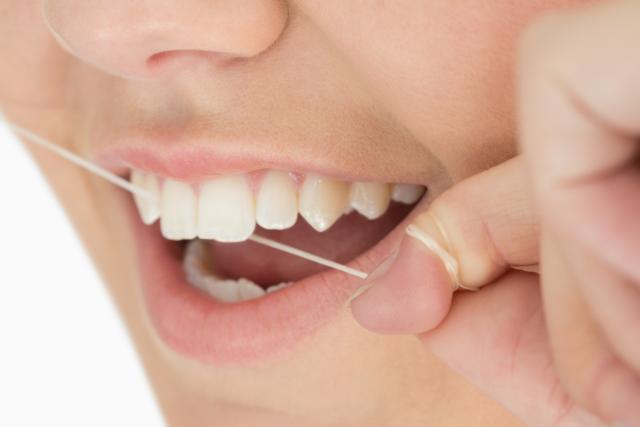 Kako se pravilno koristi konac za zube